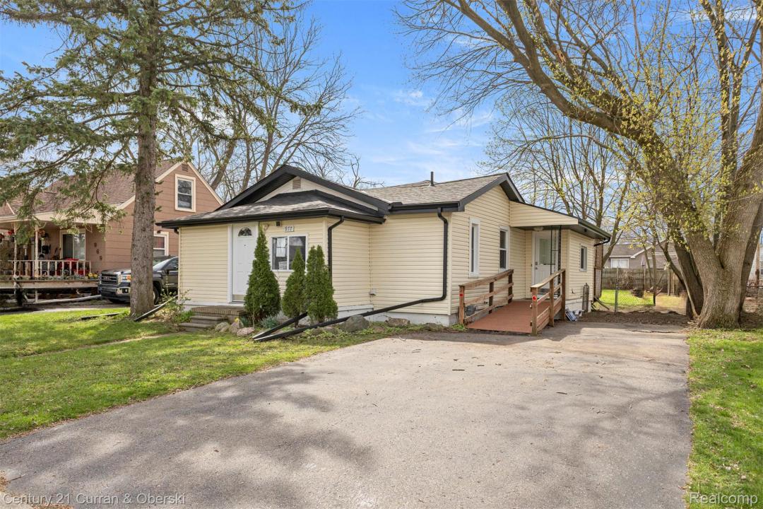 977 Boston Avenue, Waterford Charter Township, Michigan 48328, USA