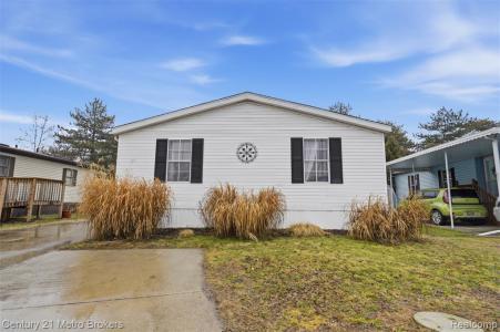3009 Bay View Drive, Fenton, Michigan 48430, USA