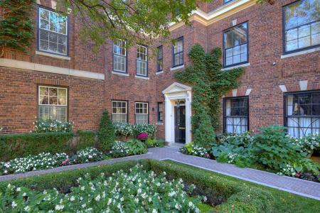 16  Place de Chelsea, Montréal (Ville-Marie), Quebec H3G 2J9, Canada