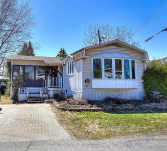 523  26e avenue du Domaine, Sainte-Marthe-sur-le-Lac, Quebec J0N 1P0, Kanada