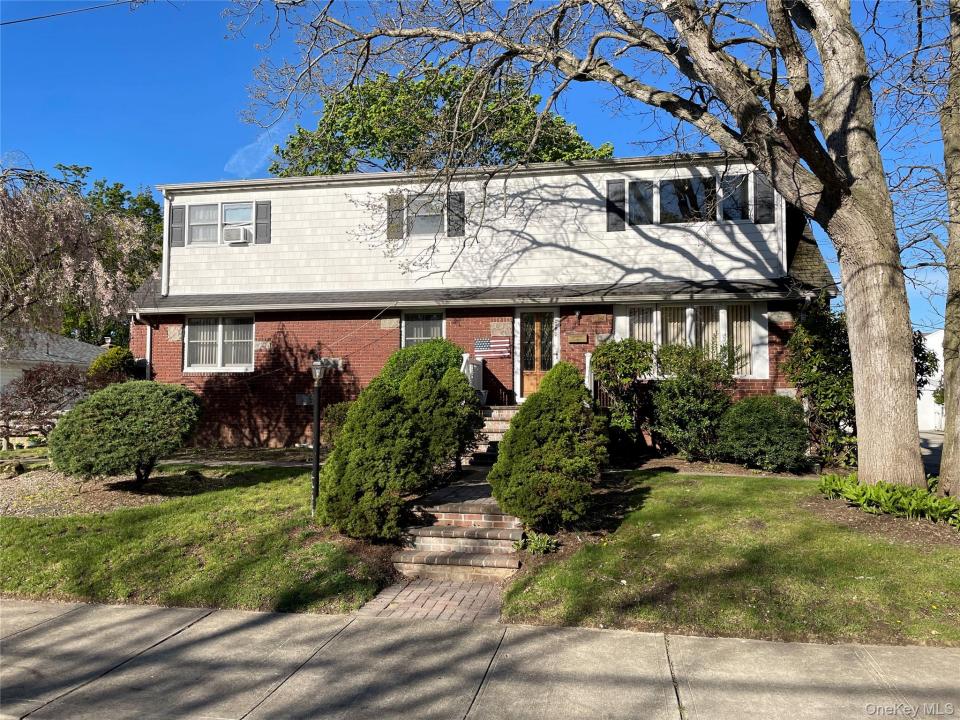 581 Grand Avenue, Lindenhurst, New York 11757, USA