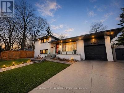 18 WINSDALE ROAD, Toronto (markland Wood), Ontario M9C 2W8, Canada