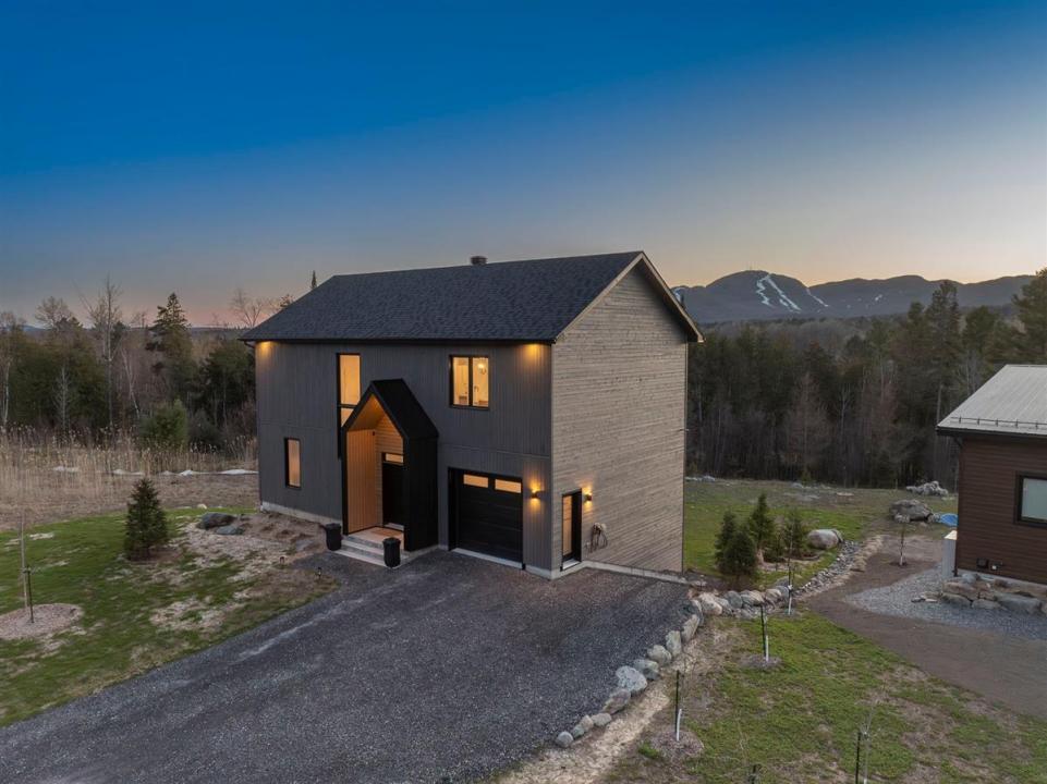 208 Rue du Héron, Orford, Quebec J1X 7V5, Canadá