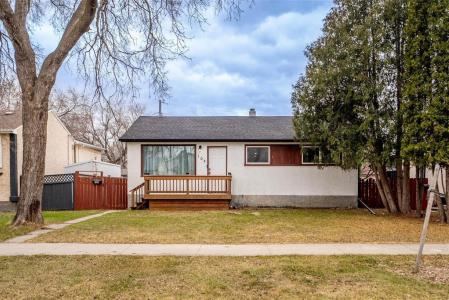 104 CLAYTON DRIVE, Winnipeg, Manitoba R2M 1G7, Canada