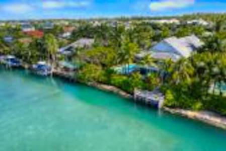 7 Beach Island | Old Fort, Bahamas
