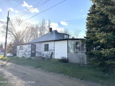 108 Montana Street, Carson, ND 58529, USA