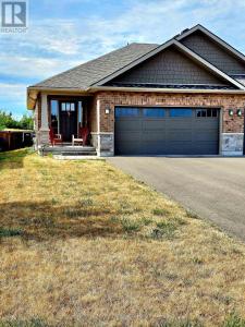 100 SPRUCE GARDENS COURT, Belleville (belleville Ward), Ontario K8N 0B5, Canadá