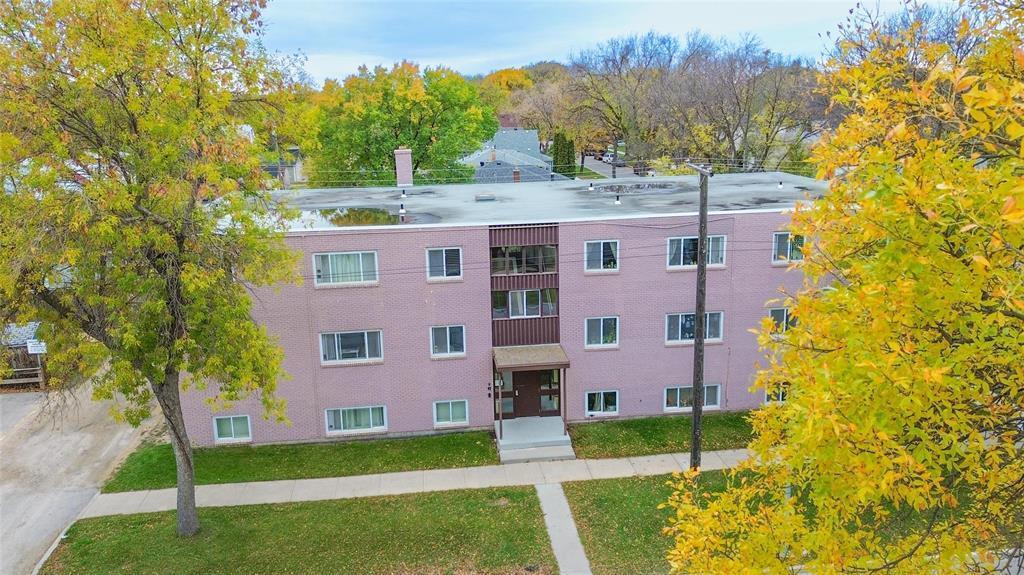 303 LEOLA STREET, Winnipeg, Manitoba R2C 1H4, Canadá