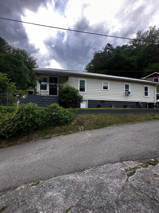 302 9th Street, Logan, West Virginia 25601, USA