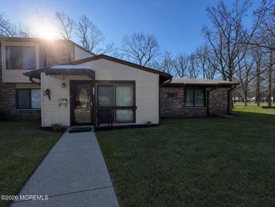 134 Amberly Drive #E, Manalapan, New Jersey 07726, États-Unis