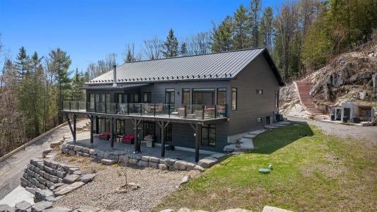 411  Ch. de la Rivière, Chelsea, Quebec J9B 2M6, Canada