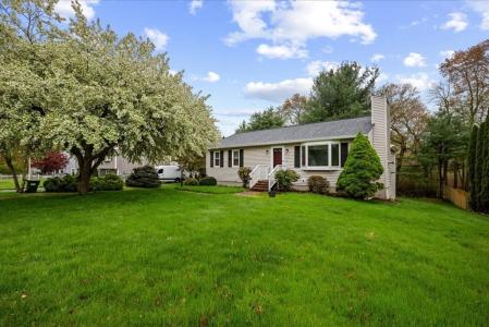 11 Riverside Dr, Webster, Massachusetts 01570, USA