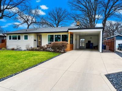 4 MOHAWK BAY, Winnipeg, Manitoba R2J 2C7, Canada