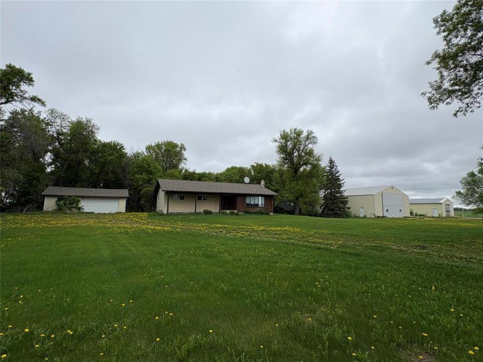 111037 141 ROAD NORTH, Dauphin, Manitoba R7N 2T8, CANADÁ