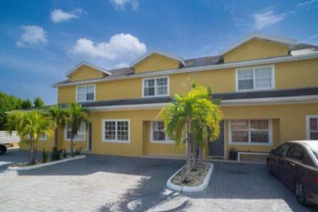 PROSPECT TOWNHOUSE SPACIOUS 2 BED, 1 BATH - AVAIL 1ST AUGUST, Spotts, Grand Cayman, Iles Caïmans