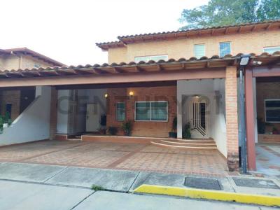Urbanización Las Trinitarias Venta de Townhouse semi-amoblado en San Diego, San Diego, Carabobo 2001, Venezuela