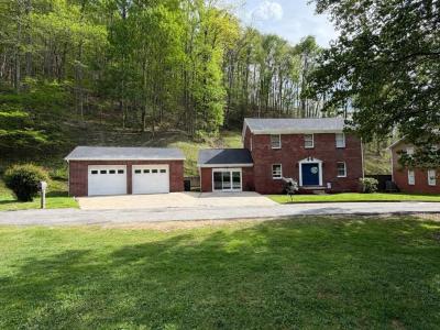 1010 Mays Branch, Prestonsburg, Kentucky 41653, USA