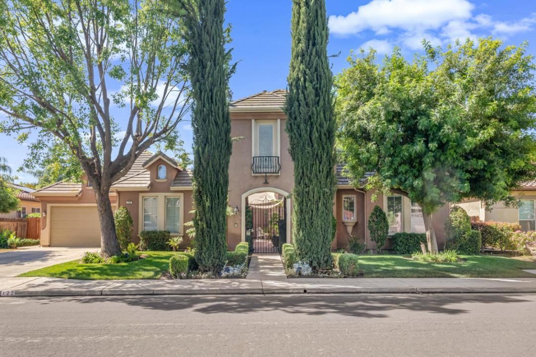 122 W Goshen Avenue, Clovis, California 93611