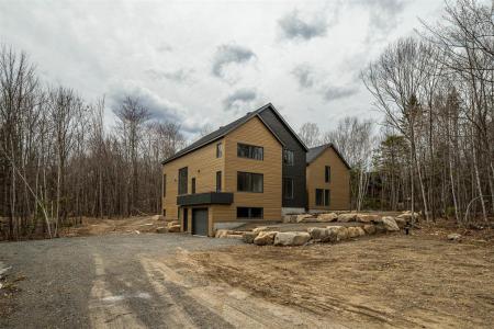 91-93  Rue Richer, Saint-Hippolyte, Quebec J8A 1A2, Canada