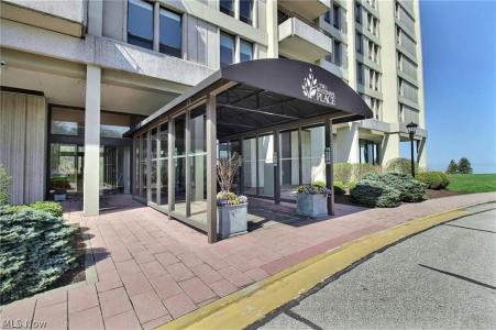2 Bratenahl Place , 2D, Bratenahl, Ohio 44108, Estados Unidos