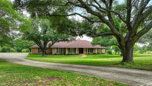 1113 Mockingbird Circle, Ennis, Texas 75119, USA