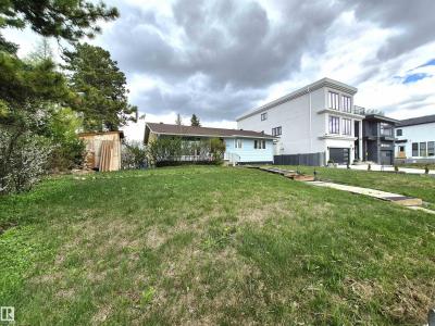 11740/11742 UNIVERSITY AVENUE NW, Edmonton, Alberta T6G 1Z5, Canada