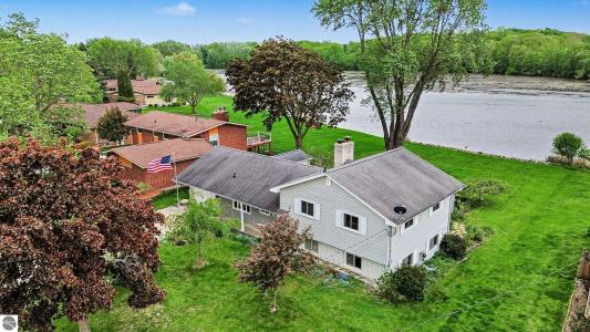 937 Riverview Drive, Alma, Michigan 48801, USA