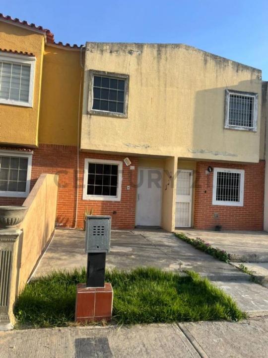Av Principal Venta de Townhouse en Urbanización Tierra Clara, 瓦倫西亞, Carabobo 2001, 委內瑞拉