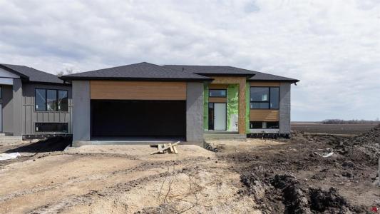 76 STERLING CRESCENT, Steinbach, מניטובה R5G 2P9, קנדה 
