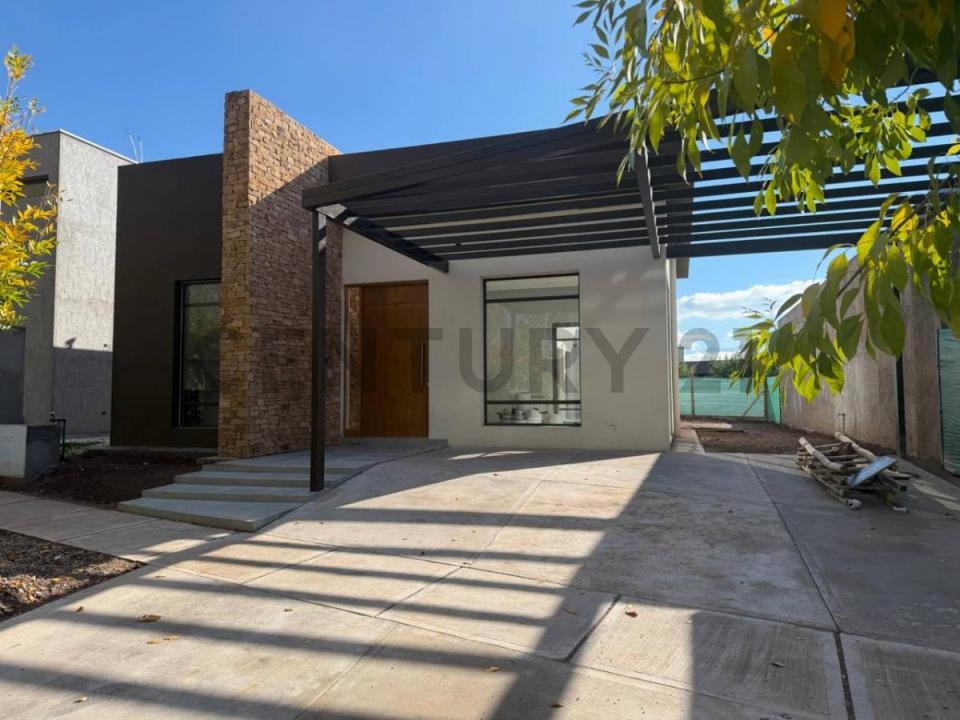 Lateral Oeste Acceso Sur 2200, Mayor Drummond, Mendoza 5507, Argentina