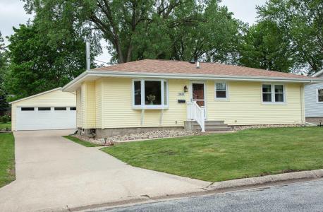 1831 4th Ave Nw, Waverly, Iowa 50677, USA