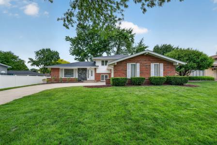 8632 Clifford Drive, Darien, Illinois 60561, USA