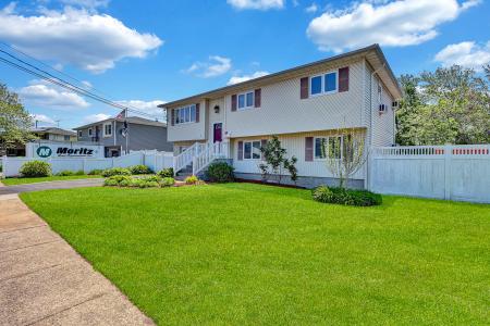 86 Paris Court, West Islip, NY 11795, USA