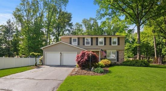 9252 Briarbrook Ne Drive, Howland, Ohio 44484, USA