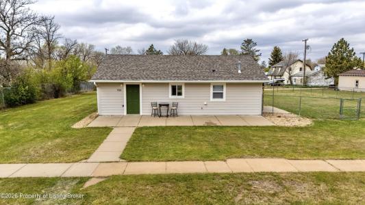 916 1st Avenue, New England, ND 58647, USA