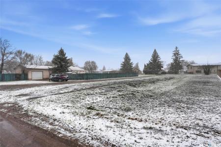 757 6TH STREET E, Prince Albert, Saskatchewan S6V 0N9, Canada