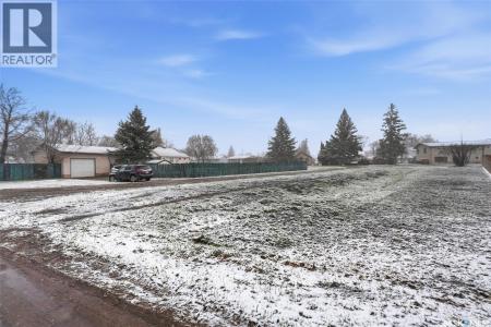 757 6TH STREET E, Prince Albert, Saskatchewan S6V 0N9, Canada