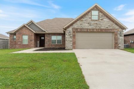 201 Pin Oak Street, Gentry, Arkansas 72734, USA
