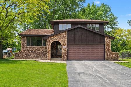 9792 W Oakridge Drive, St. John, Indiana 46373, USA