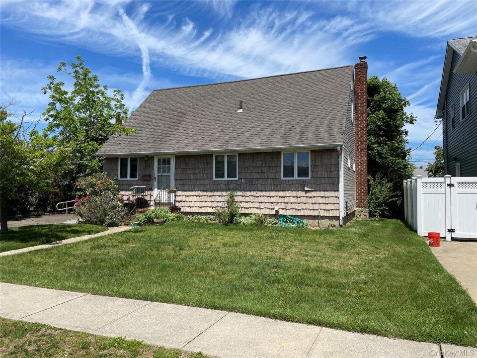 2043 Paddock Road, Seaford, New York 11783, HOA KỲ