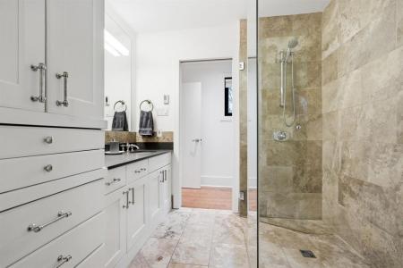 200 VICTORIA CRESCENT, Winnipeg, Manitoba R2M 1X4, Canada