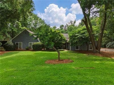 555 Saddle Creek Circle, Roswell, Georgia 30076, USA