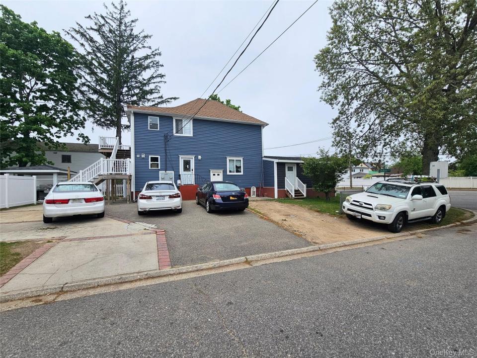 890 Dixon Avenue, Copiague, New York 11726, États-Unis