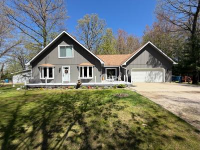 304 Maid Marian Way, Higgins Lake, Michigan 48627, USA