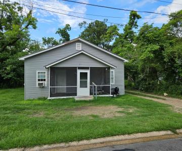 216/222 Bowen St., Nw, Pelham, Georgia 31779, USA