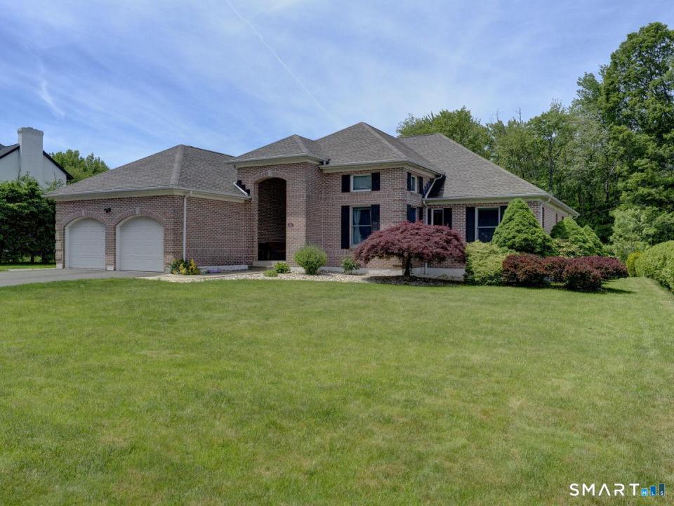 25 Amato Drive, Wethersfield, Connecticut 06109