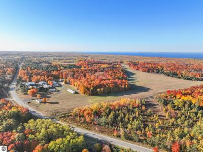 9 Hangar Way, Kewadin, Michigan 49648, Amerika Birleşik Devletleri