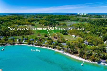 11537 Bluff Road, Traverse City, Michigan 49686, USA