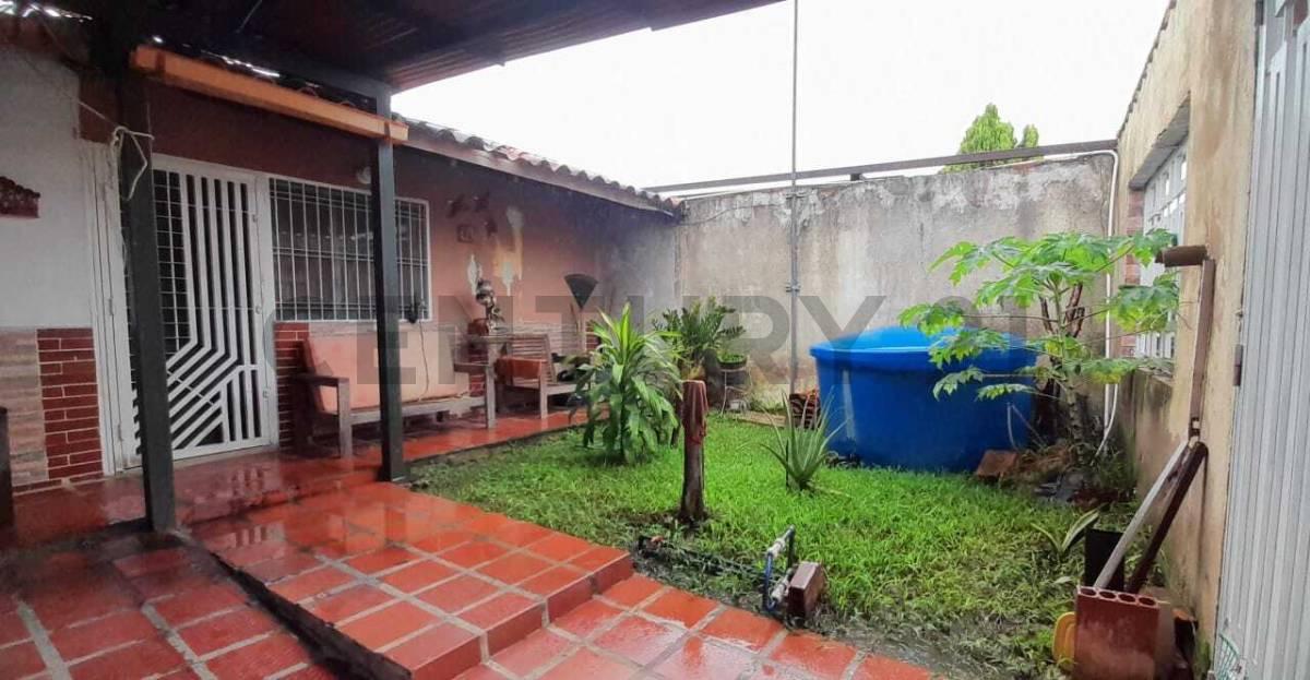 Av Principal Venta de Casa Res. los Robles, Valencia, Carabobo 2001, Venezuela