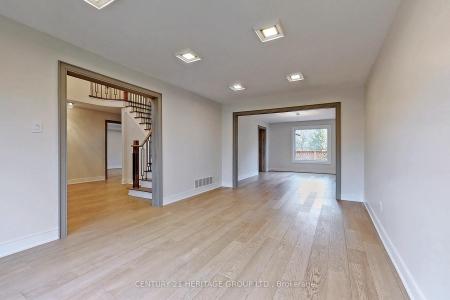 26 CASTLERIDGE DRIVE, Richmond Hill, Ontario L4B 1N9, Canada